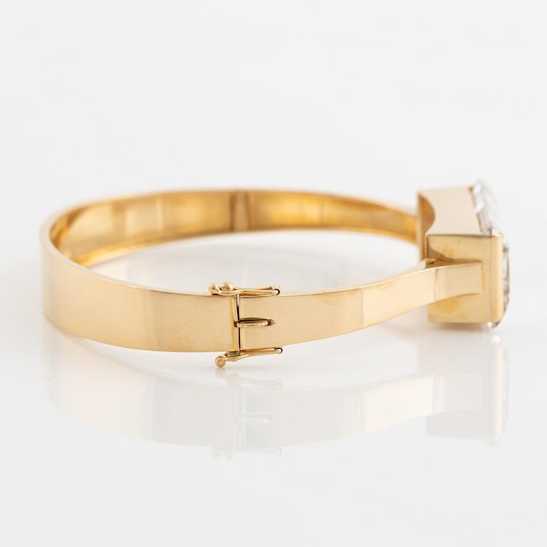 An 18K gold bangle set with synthetic spinel.