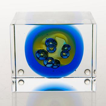 OIVA TOIKKA,  An annual glass cube, signed Oiva Toikka Nuutajärvi 2007 and numbered 346/2000.