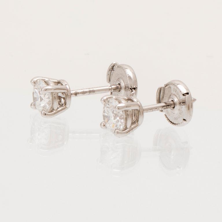 Tiffany & Co, örhängen ett par 950 platina samt runda briljantslipade diamanter.