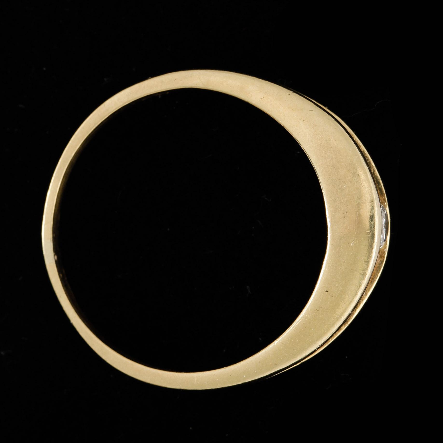 RING, 18k guld med briljantslipad diamant ct 0,1 ct. Vikt ca 3,2 gram.