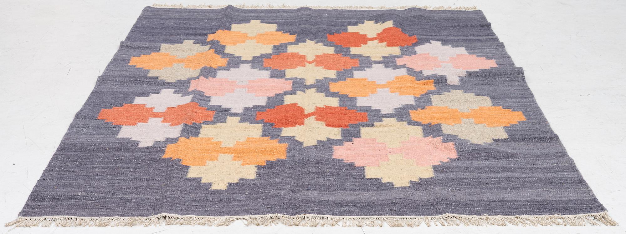 A flat weave carpet, ca 244 x 172 cm.