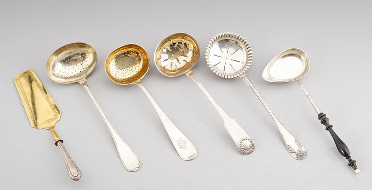 SERVERINGSBESTICK, 6 delar, silver, olika modeller, bl a 1800-tal. Vikt ca 436 gram.