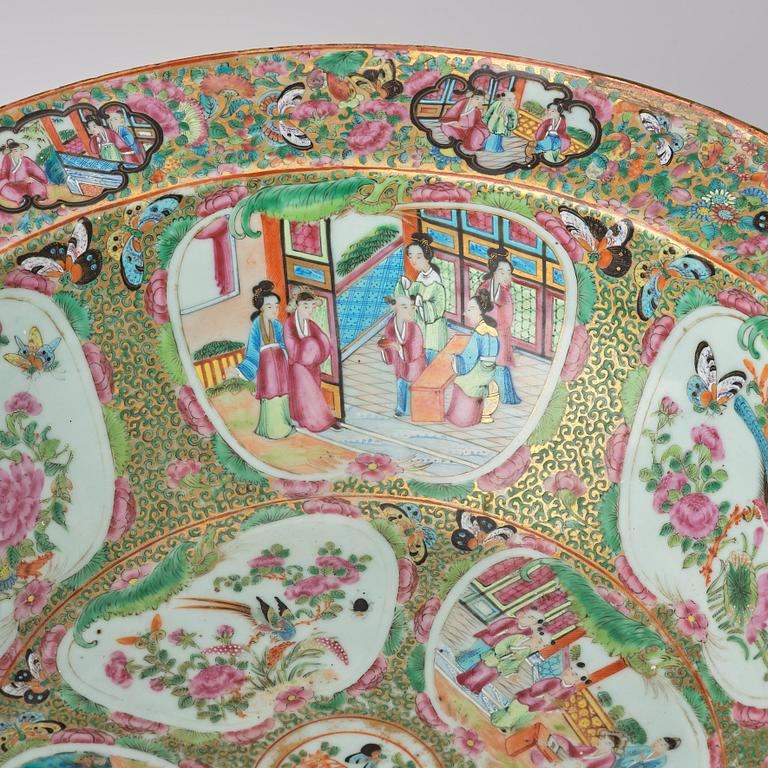 A large famille rose Canton basin, Qing dynasty, 19th Century.