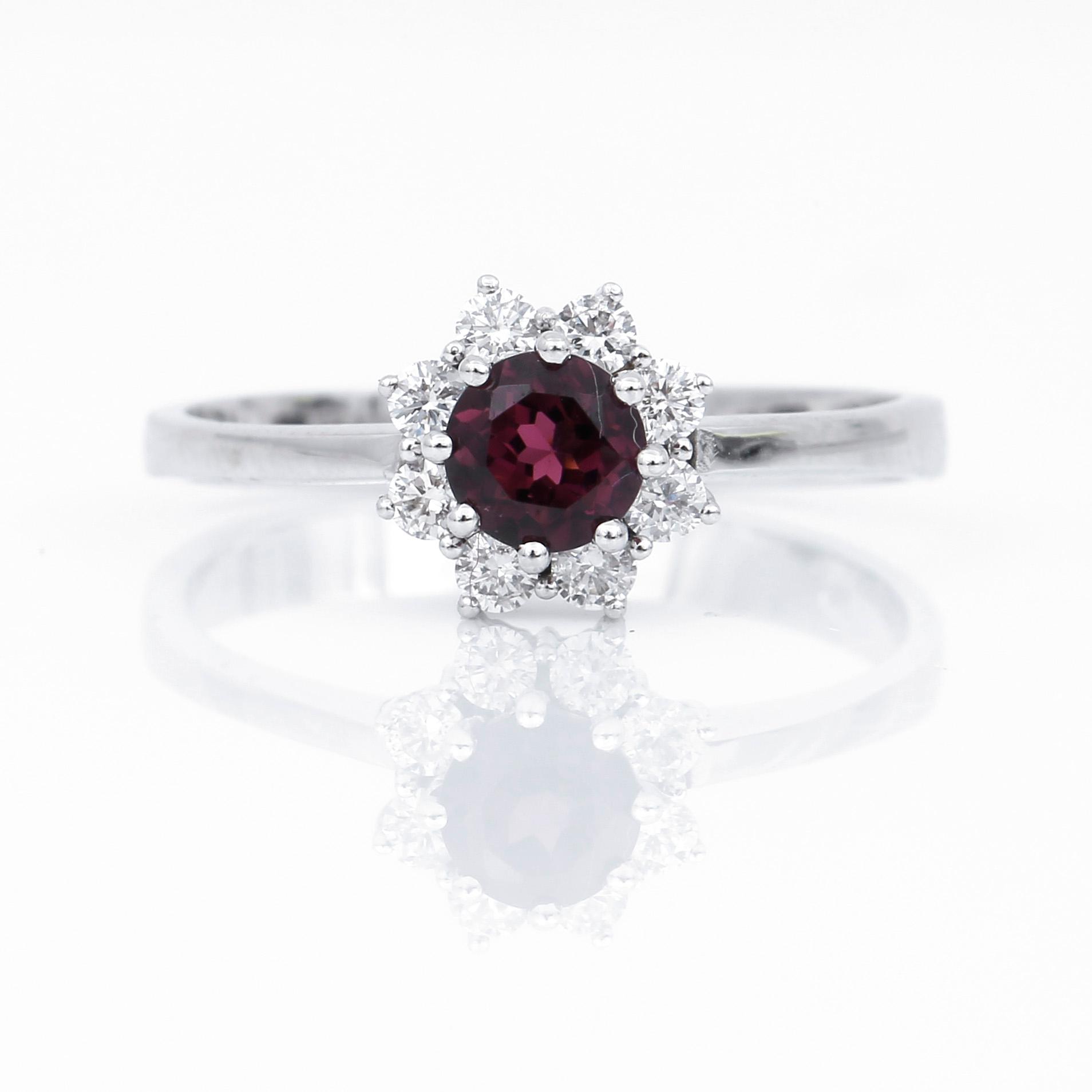 RING, 14K vitguld med turmalin 0,52 ct och 8 briljantslipade diamanter tot ca 0,23 ct. Vikt 2,31 gram.