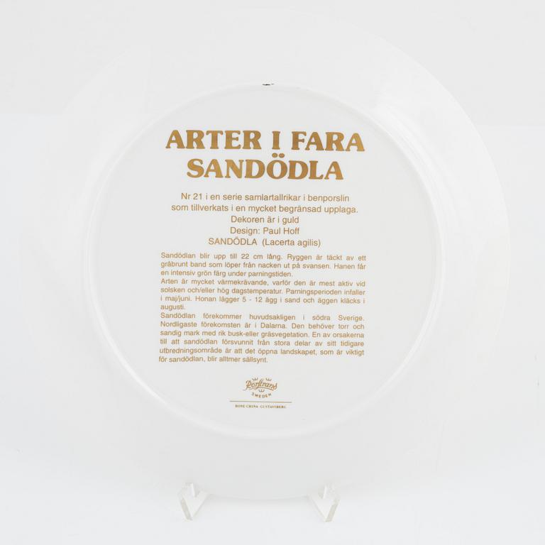 Paul Hoff, tallrikar, 22 st, porslin, "Arter i fara", Gustavsberg/Rörstrand.