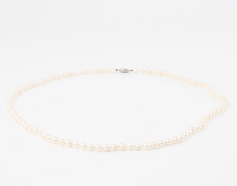Collier längre modell med odlade pärlor med silverlås.