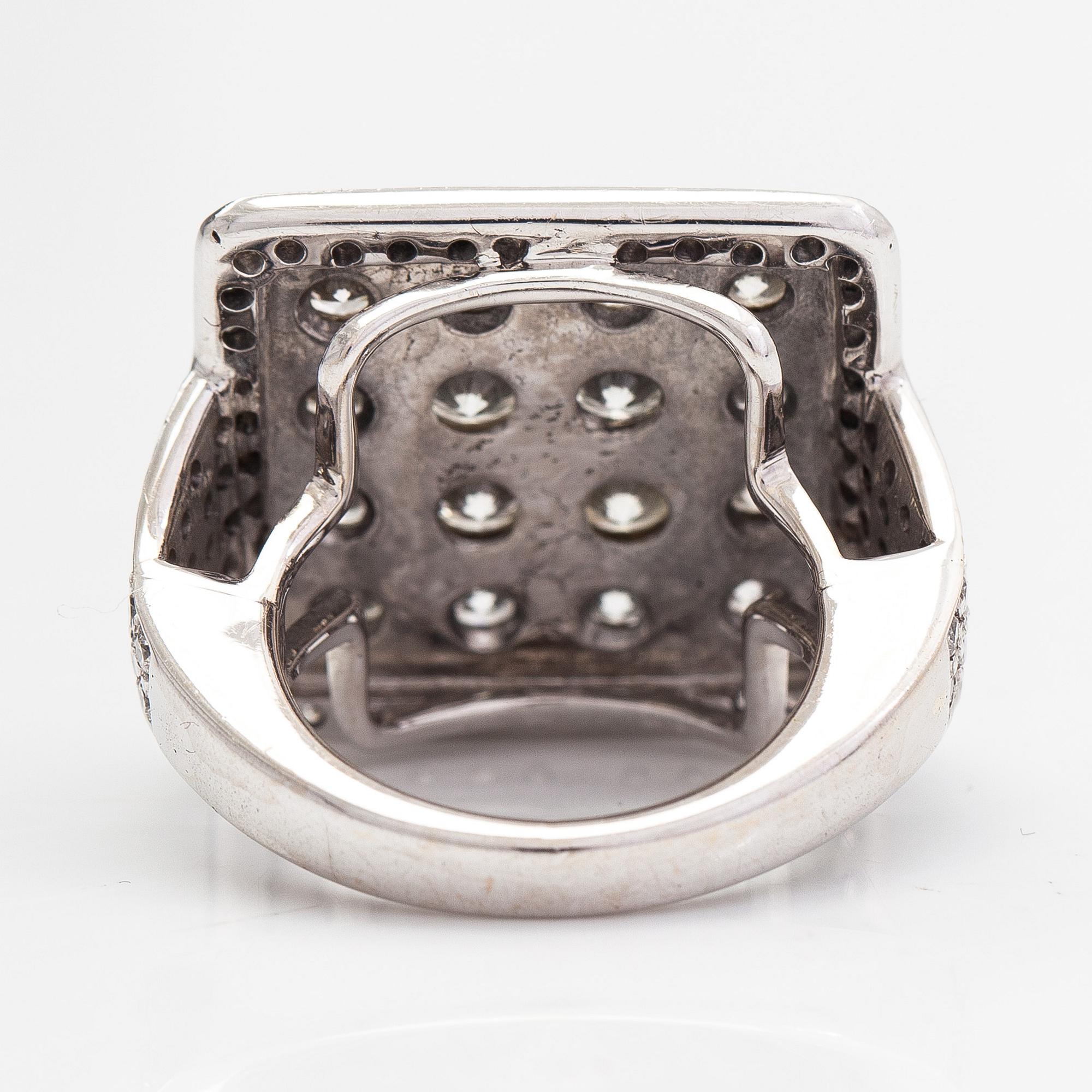 An 18K whitegold ring with brilliant cut diamonds approx 3.36 ct in total.