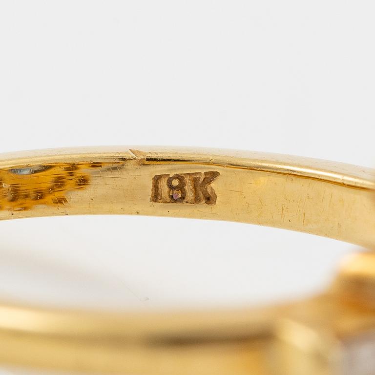 Ring, 18K guld med safir och briljantslipade diamanter.
