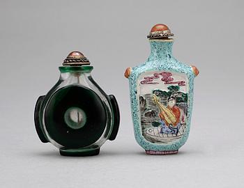 SNUSFLASKOR, 2 st, glas samt keramik, Kina, republik, 1900-talets första hälft.