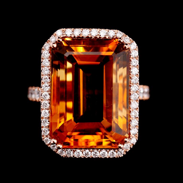 RING, 18 k roséguld, stor fasetterad citrin ca 15.75 ct samt briljantslipade diamanter tot ca 0.90 ct.