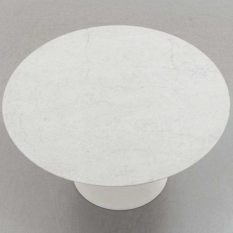 AN EERO SAARINEN "TULIP" TABLE, Knoll International.