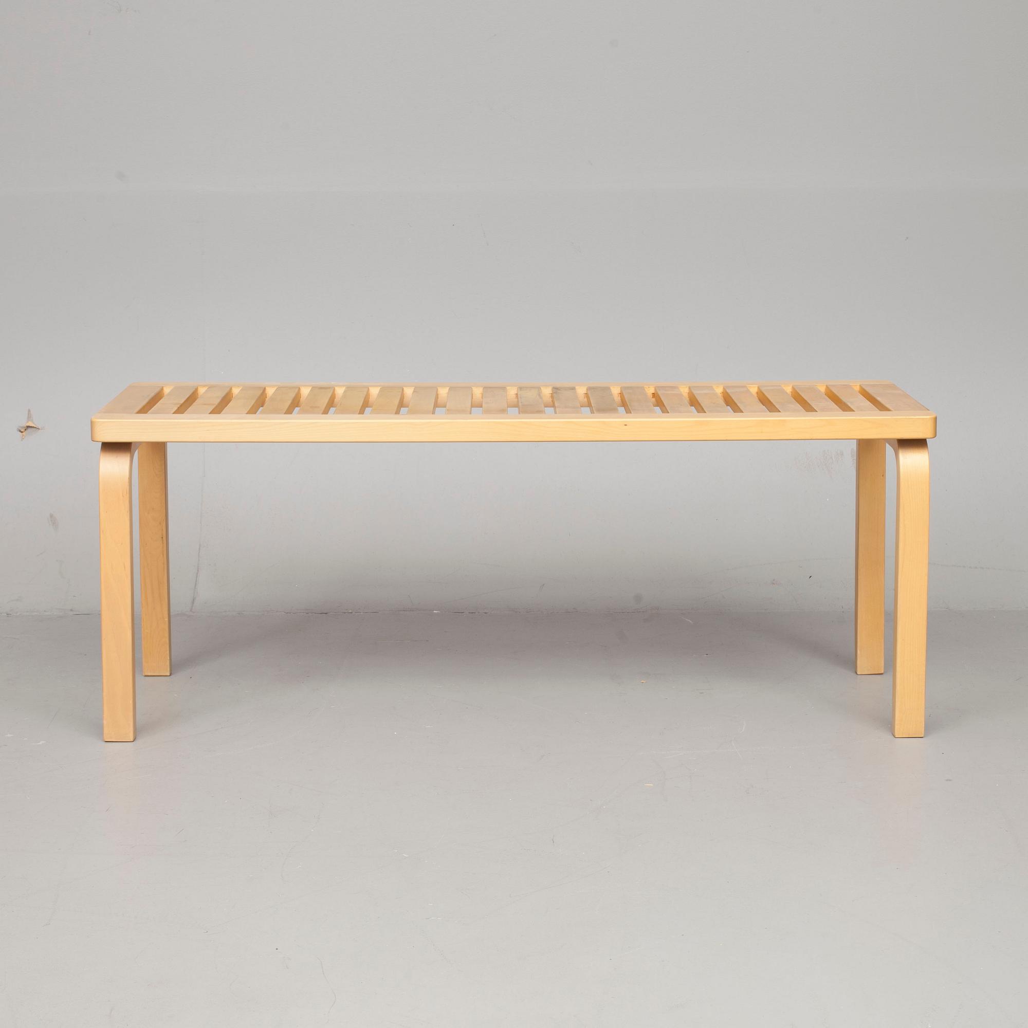 BÄNK, 153A, Alvar Aalto, Artek. Modellen formgiven 1945.
