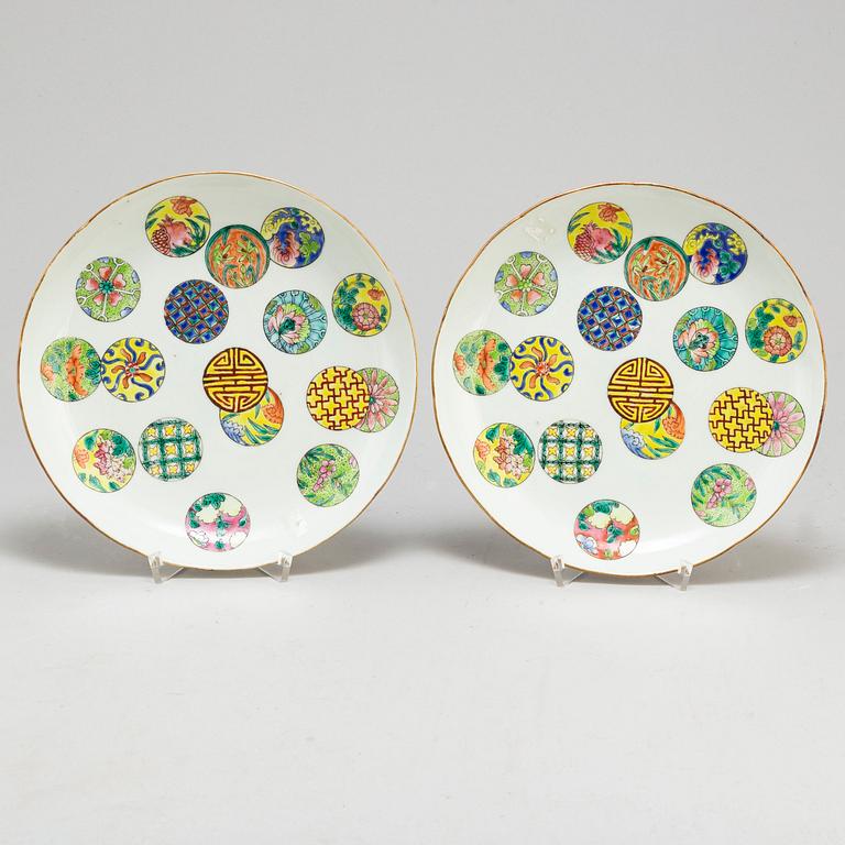 A pair of famille rose dishes, Qing dynasty, 19th century.