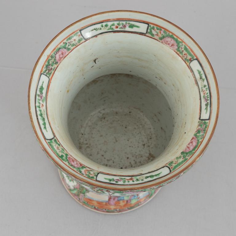 A Canton porcelain vase, China, Qing dynasty, around 1900.