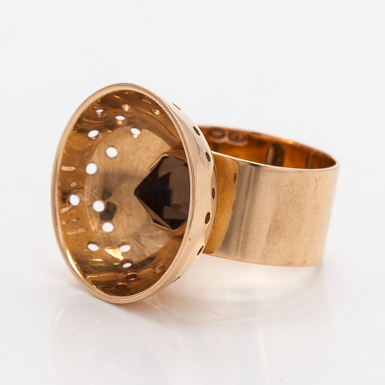 Sormus, savukvartsi, 14K kultaa, suunnittelu Li Helo, Westerback, Helsinki 1963.