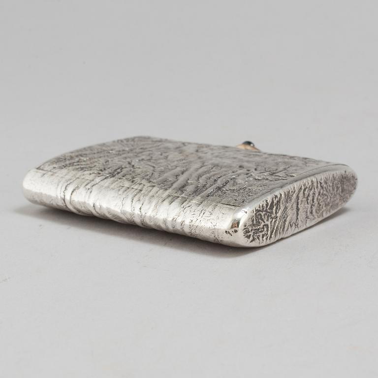 VLADIMIR GORDON, cigarettetui, låghaltigt silver, S:t Petersburg, 1900-talets början.