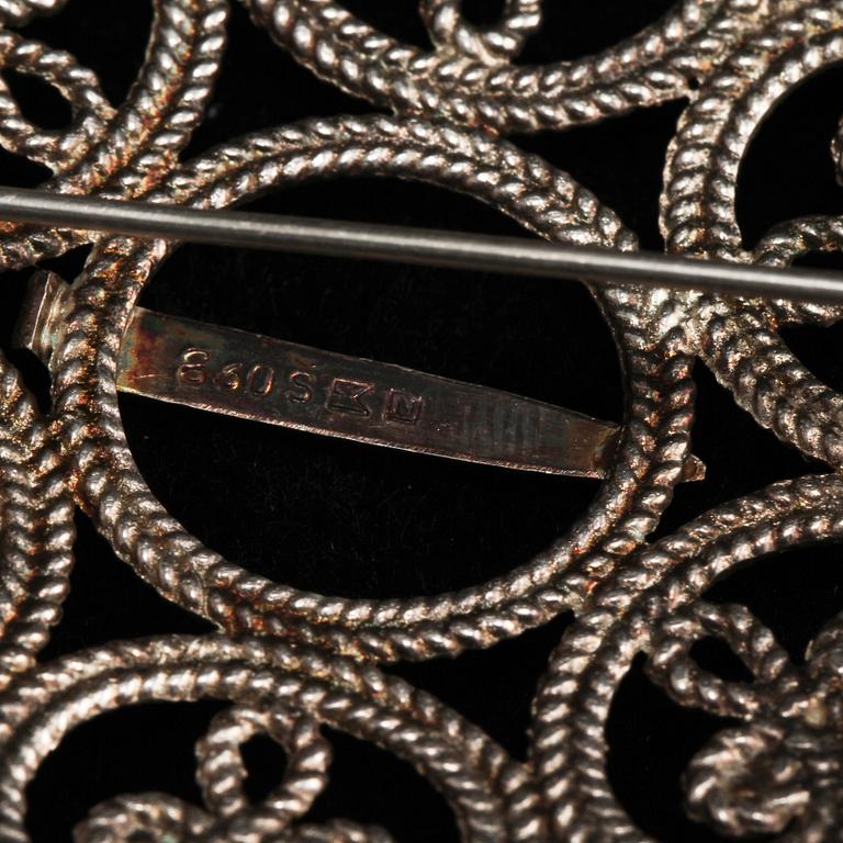 DRÄKTSMYCKEN, 2 st, silver, delvis Einar Modahl, Oslo, Norge. Vikt 24 g.