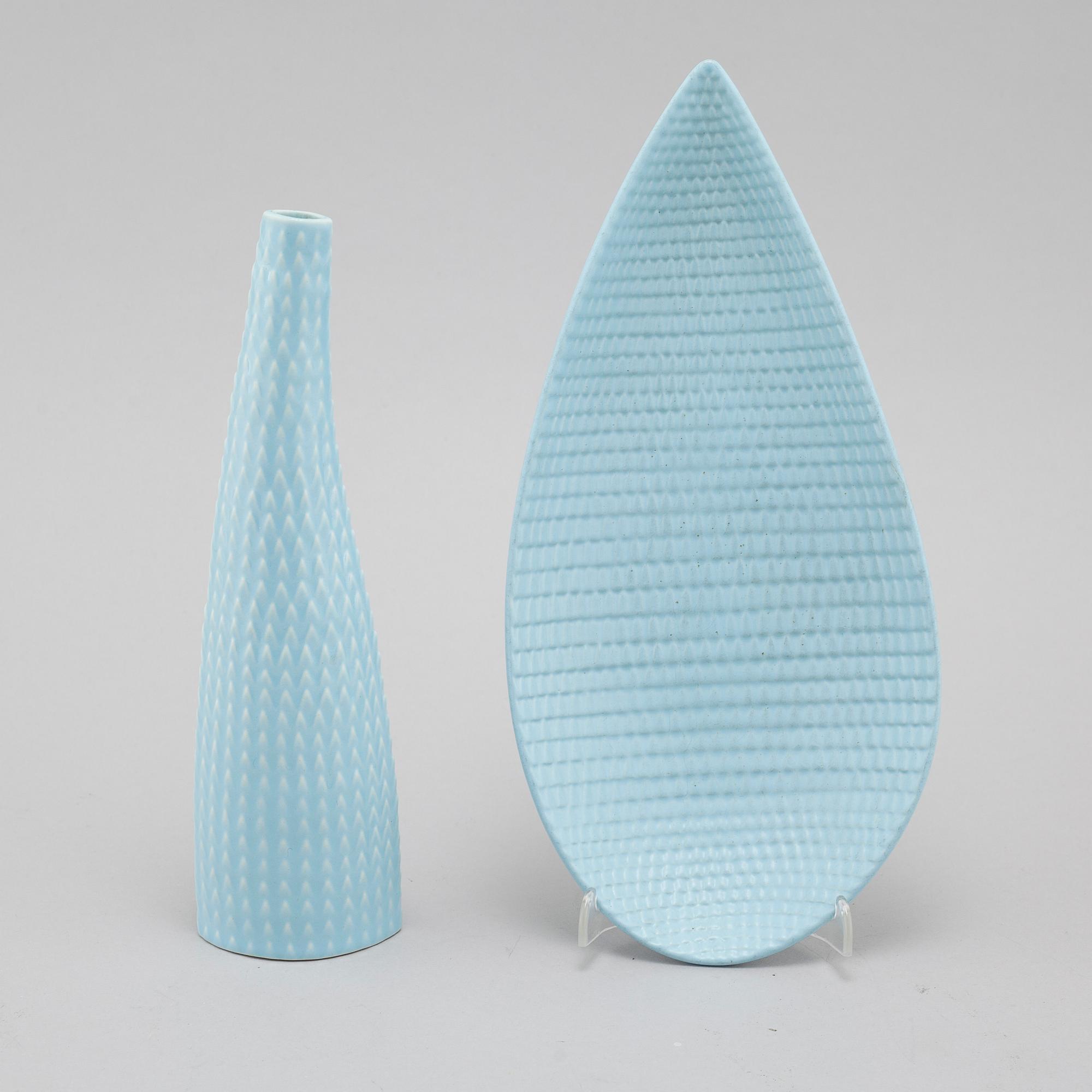 A "Reptil" dish and a vase in stoneware, model 263 and 260, designed by Stig Lindberg for Gustavsberg Studio.