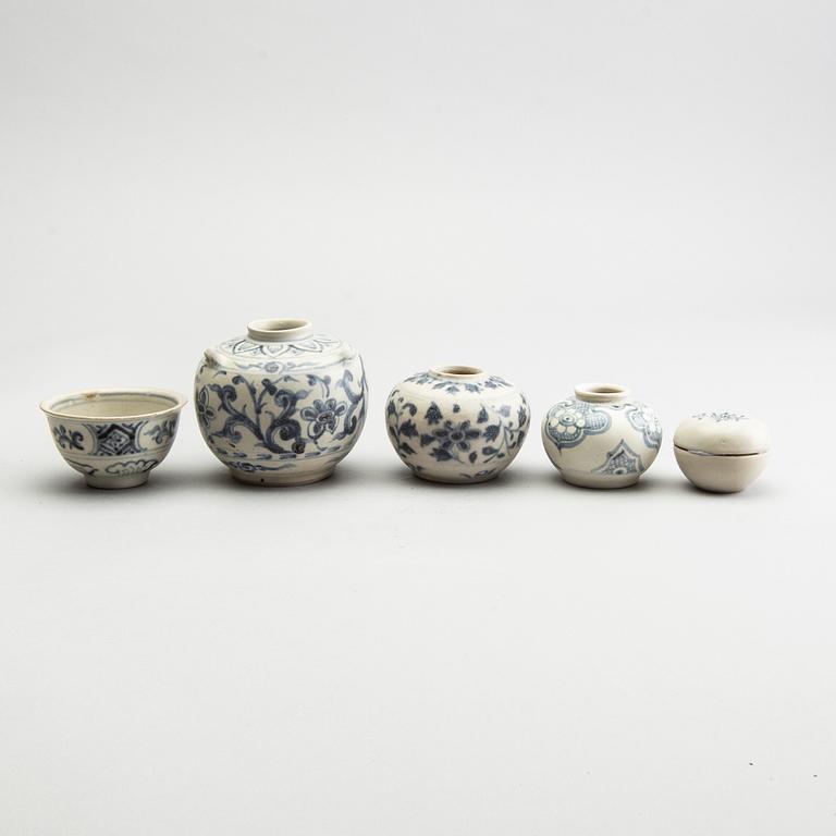 A group of South East Asian ceramics, 16th/17th Century.