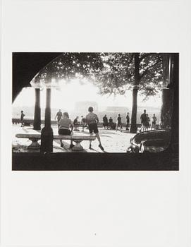 WILLY RONIS, Limited Edition Portfolio with 12 Collotype Plates, signed and numbered 238/290 on the colophon.