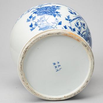 A Chinese blue and white Kangxi-style jar with lid, 20th century.