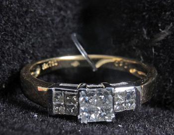 RING, guld 18 K m diamanter 0,5 carat enl gravyr.