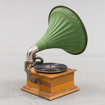 An early 20th century Audofon horn gramophone.