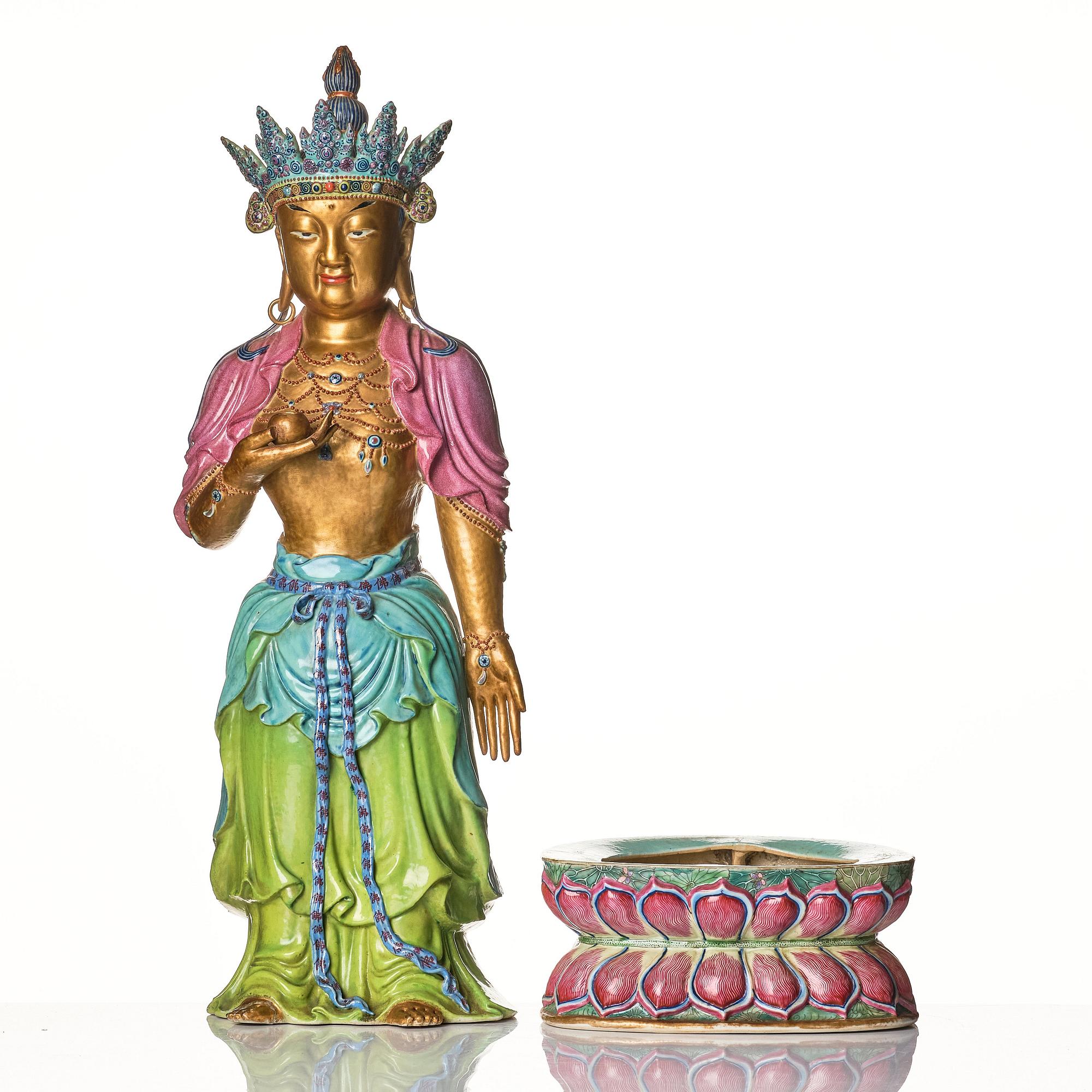 Bodhisattva, porslin. Qingdynastin med Yongzhengs märke.
