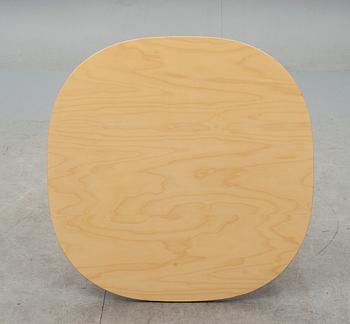 BORD. "Superelips" design Bruno Mathsson och Piet Hein för Bruno Mathsson International.