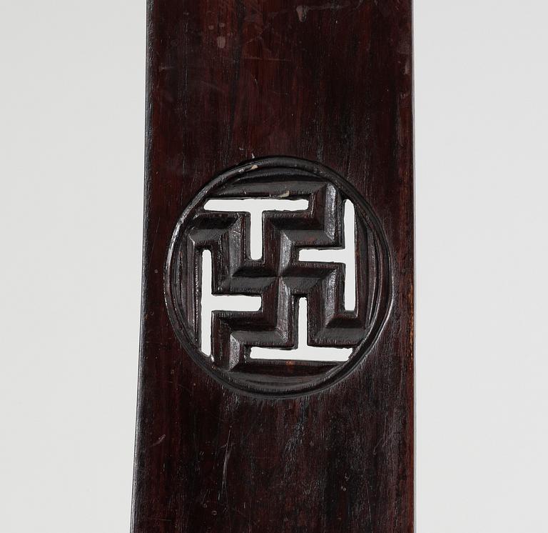 KARMSTOLAR, ett par, Ming-stil. 1800/1900-tal, Kina.