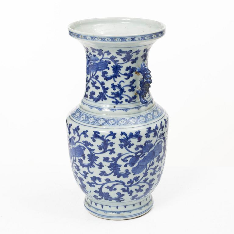 A blue and white porcelain vase, China, Qing dynasty, 19th century.