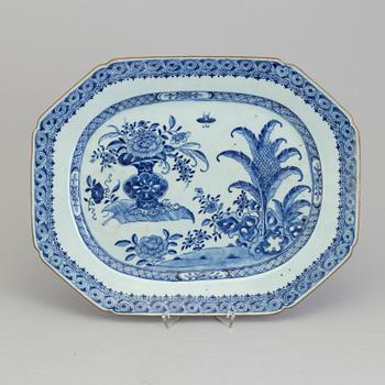 A blue and white serving dish, Qingdynasty, Qianlong (1736-95).