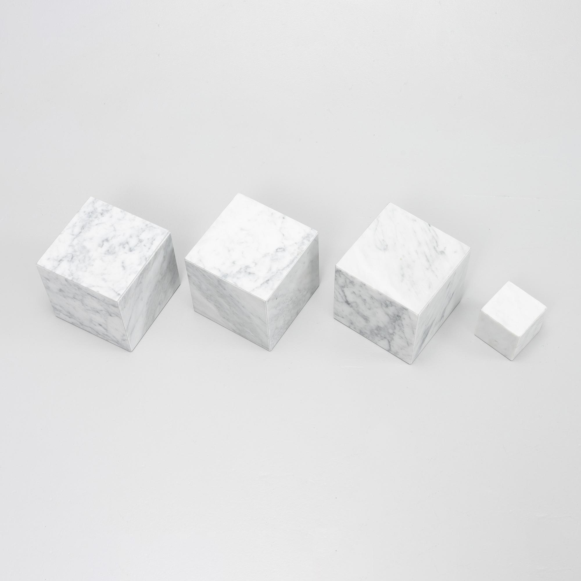 Piedestaler, 4 st, samtida tillverkning.