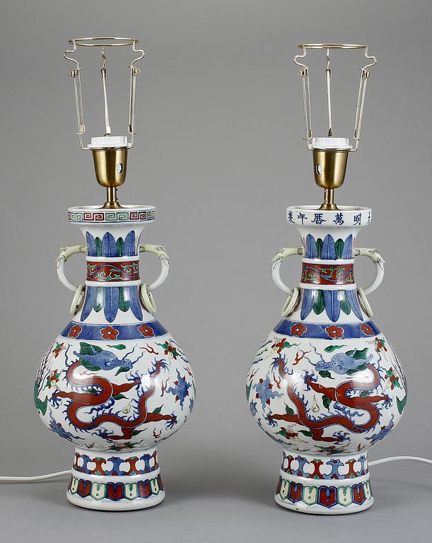 BORDSLAMPOR, ett par, porslin, Kina, 1900-tal.