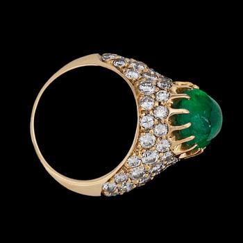 A cabochon cut emerald ring, app. 4 cts, and brilliant cut diamonds, tot. app. 3 cts.