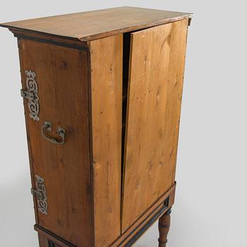 Kaappi/kabinettikaappi, barokkityyli, 1800/1900-luku.