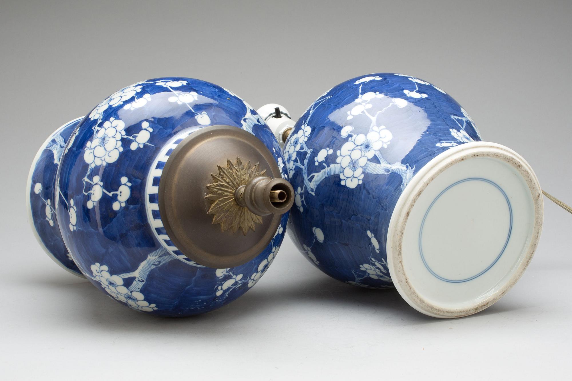 BORDSLAMPOR, två st. Porslin, Kina. Kangxistil, 1900-tal.