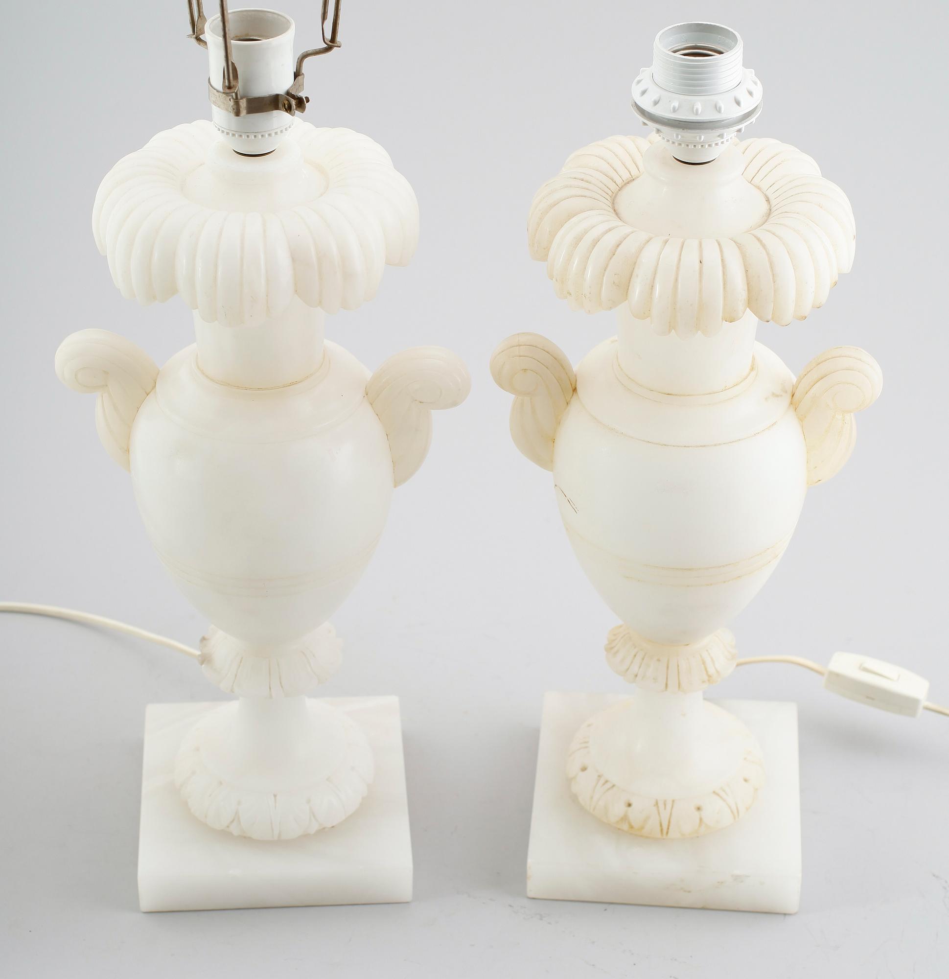 BORDSLAMPOR, 2 st snarlika, alabaster, 1900-talets första hälft.