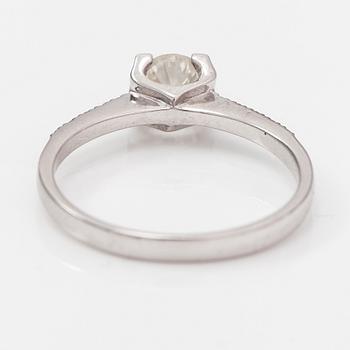 A 14K white gold ring with brilliant-cut diamonds ca. 0.60 ct in total.