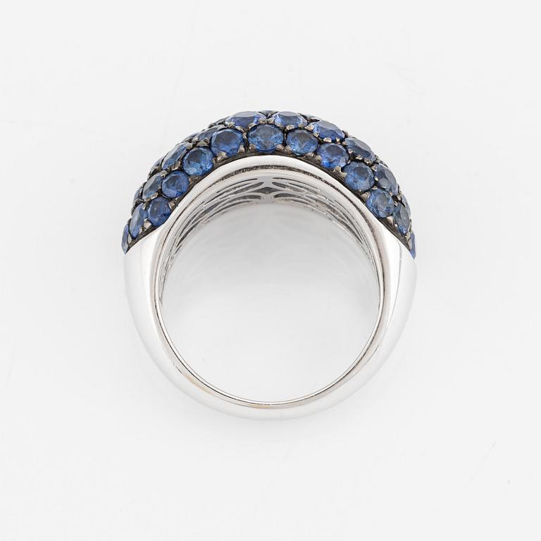 Ring in 18K white gold with sapphires.