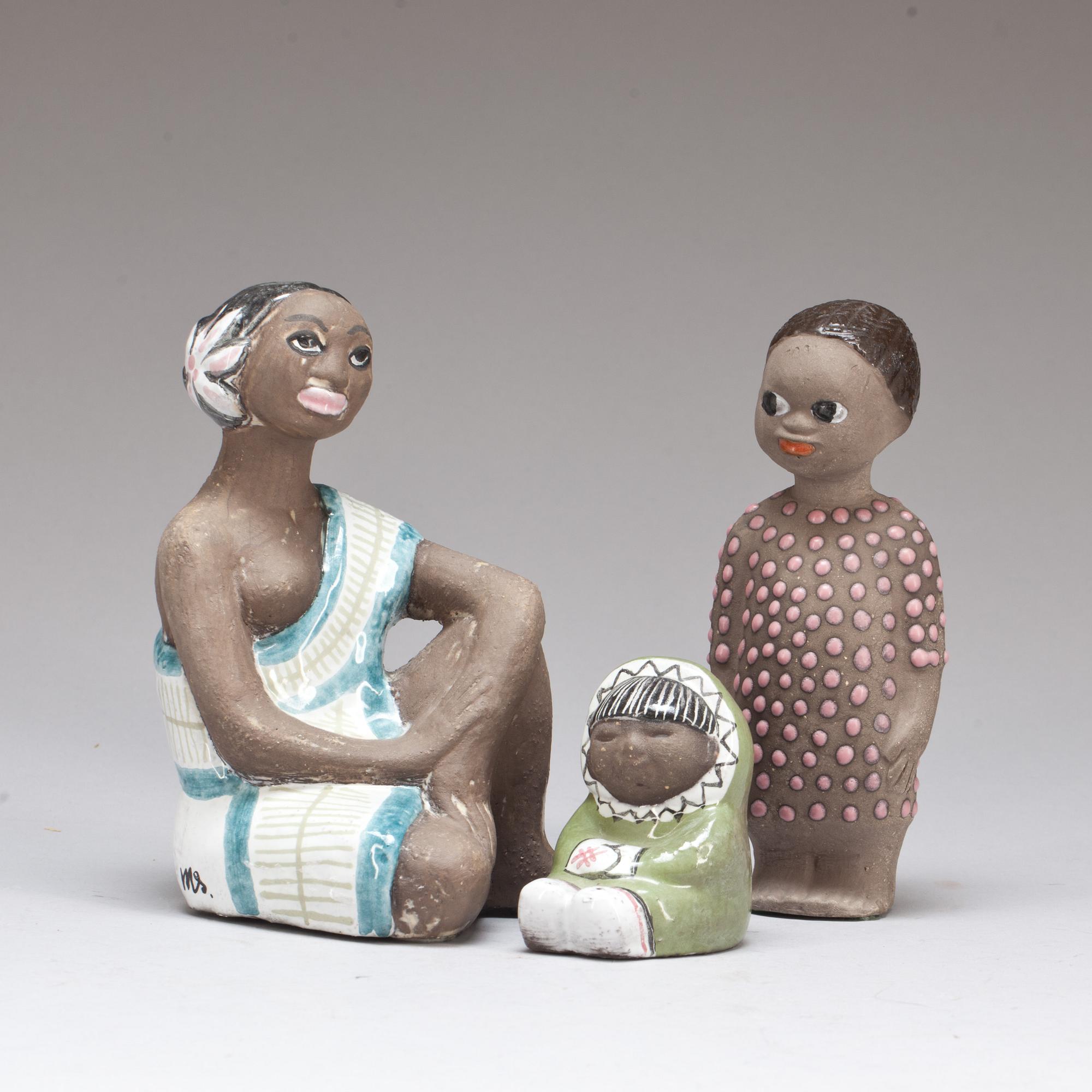 FIGURINER, 3 st, stengods, Mari Simulsson, Upsala-Ekeby, 1900-talets andra hälft.