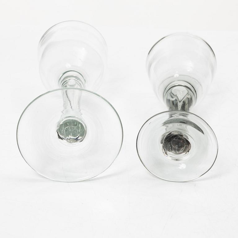 Starkvinsglas, 2 st, snarlika, 1700-tal.