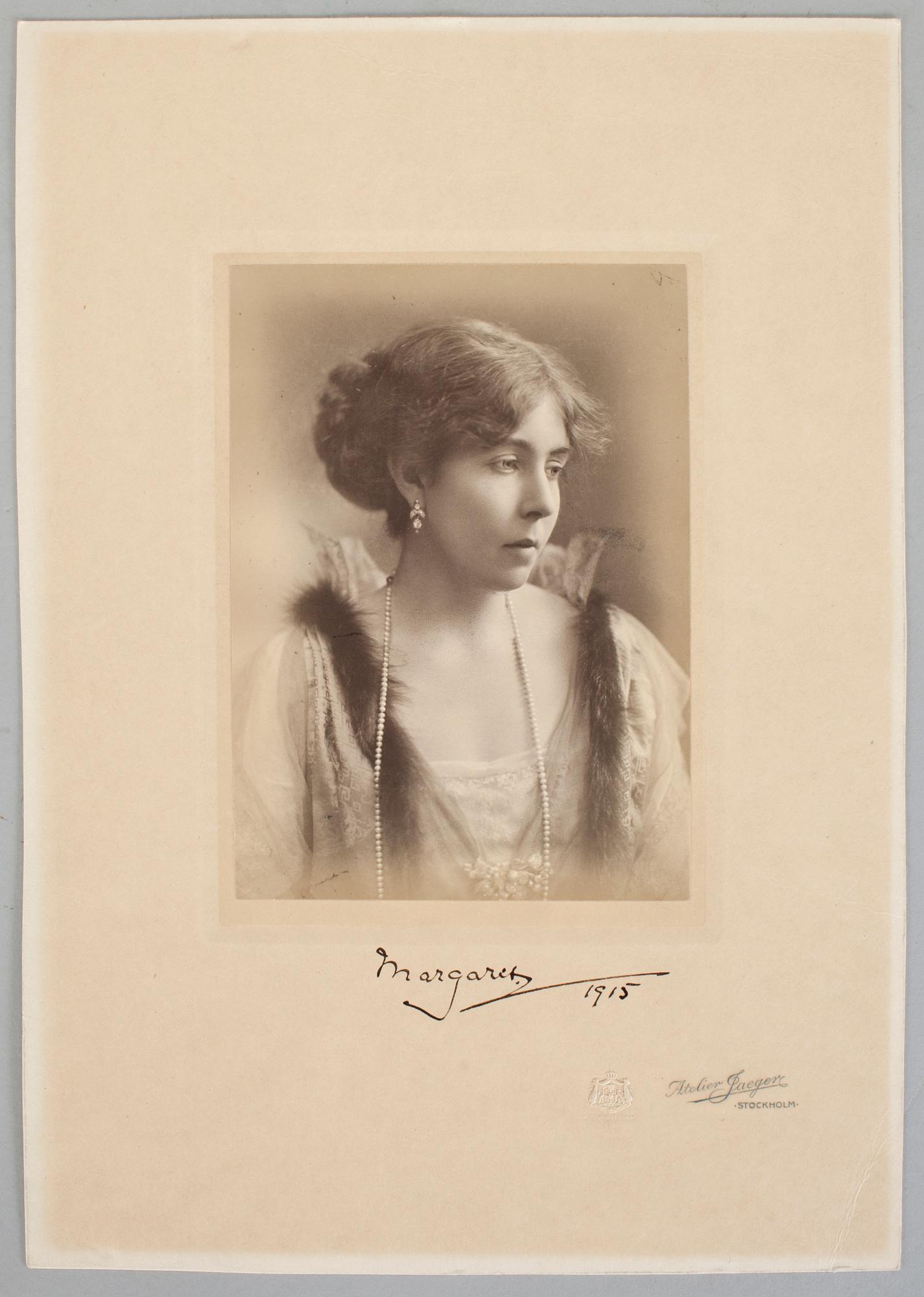 KRONPRINSESSAN MARGARETA AV SVERIGE, fotografi, egenhändigt signerat, daterat 1915. Atelier Jaeger.
