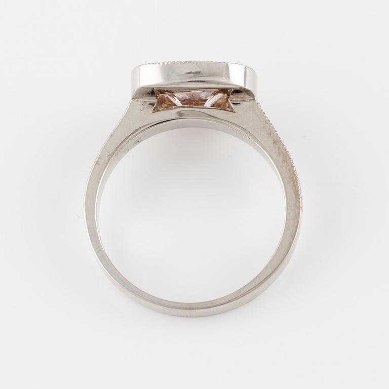 A ring in 14K gold with a faceted morganite and round brilliant-cut diamonds.