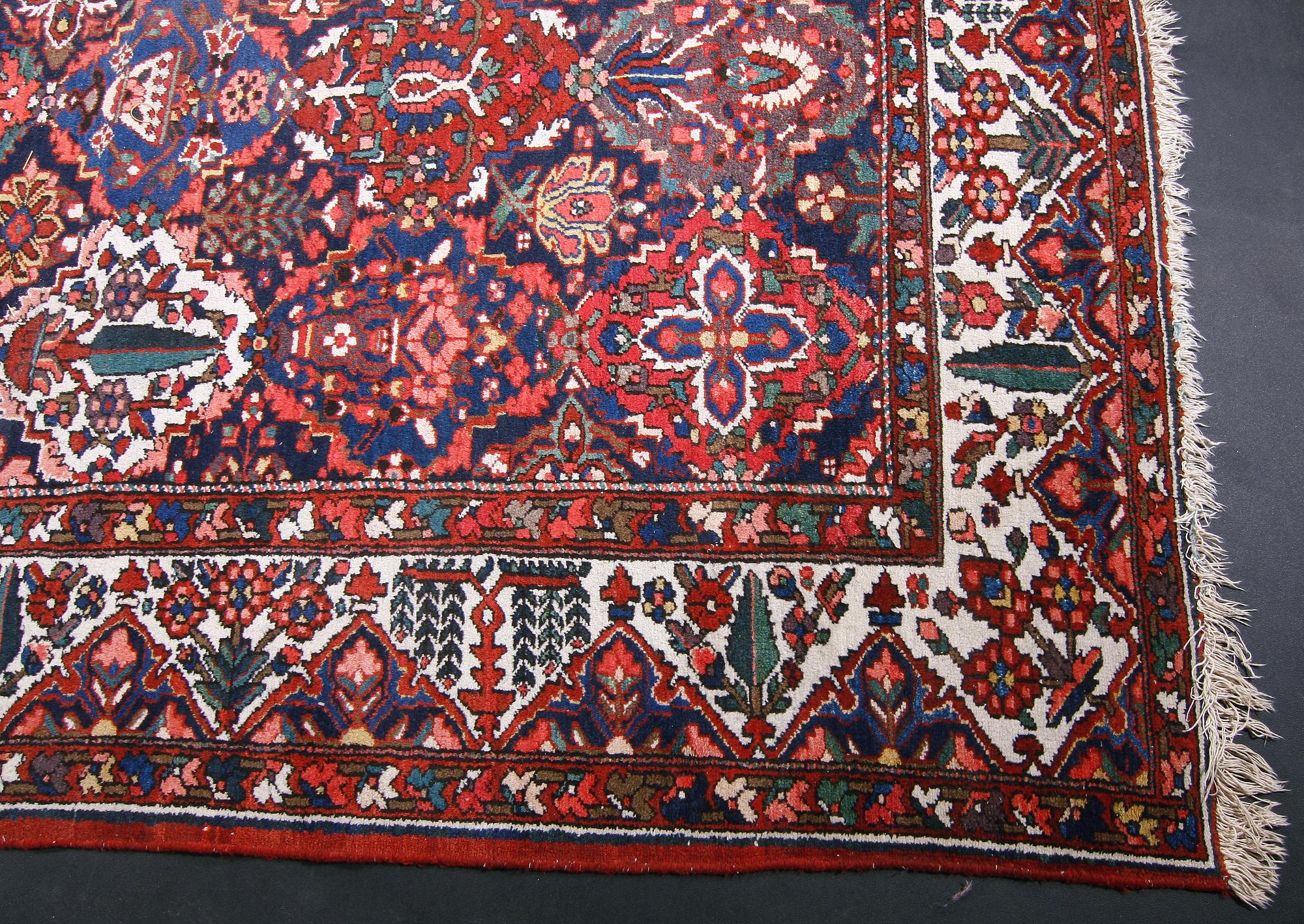 MATTA, Bakhtiari, semiantik. Ca 350 x 260.