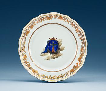 1632. TALLRIK, vapenporslin. Qing dynastin, Qianlong (1736-95).