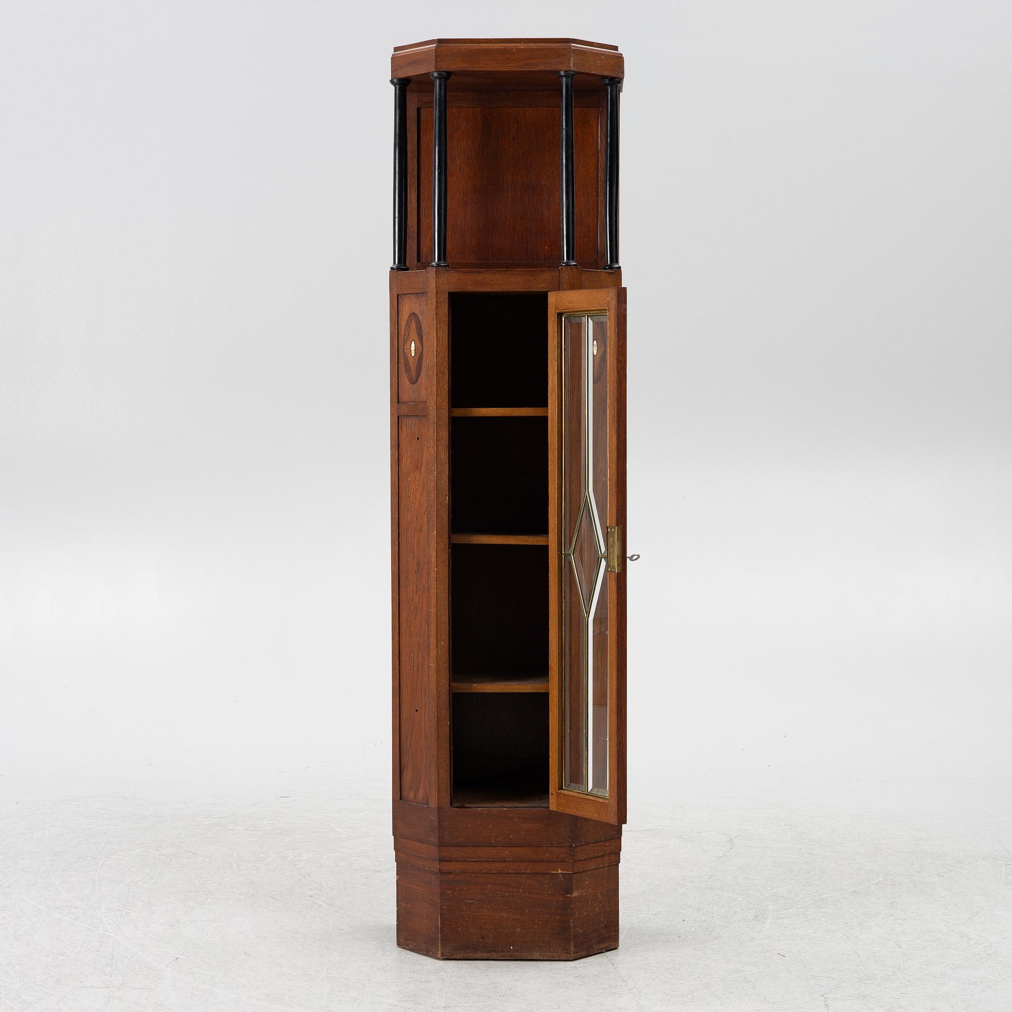 Vitrinskåp, jugend, tidigt 1900-tal.