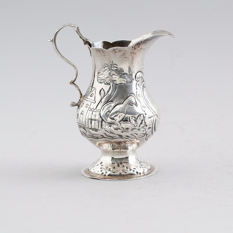 GRÄDDKANNA, silver, William Kersill, London 1764. Vikt ca 70 gram.