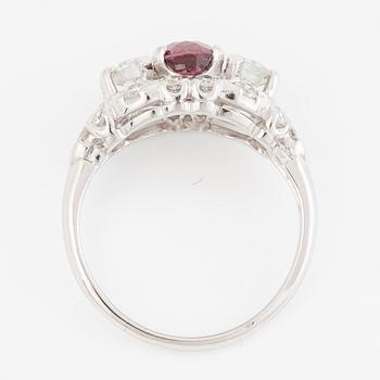 Ring 18K vitguld med en fasettslipad rubin.