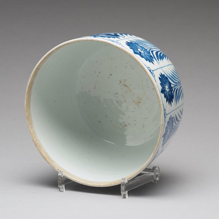 SKÅL med LOCK, porslin. Qingdynastin, Kangxi (1662-1722).